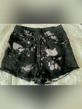 Distressed Urban Outfitters Black acid wash Levi festival short